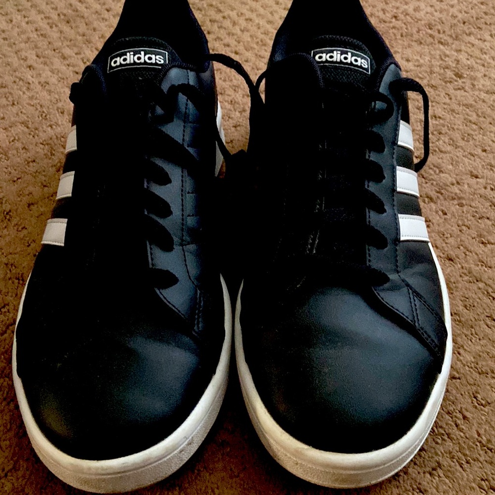 Mens sneakers worn 3 times. Little tight for my son wide foot.